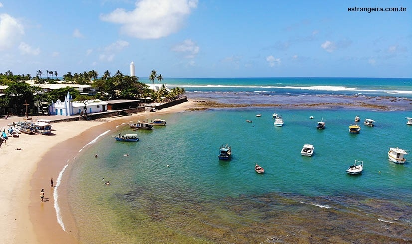 Visitantes questionam estacionamento alternativo em Praia do Forte; Prefeitura destaca limite de zona azul na alta estação