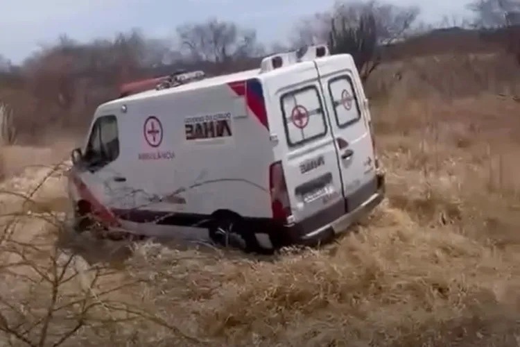 Acidente na BA-156 entre ambulância e moto deixa dois mortos em Caturama