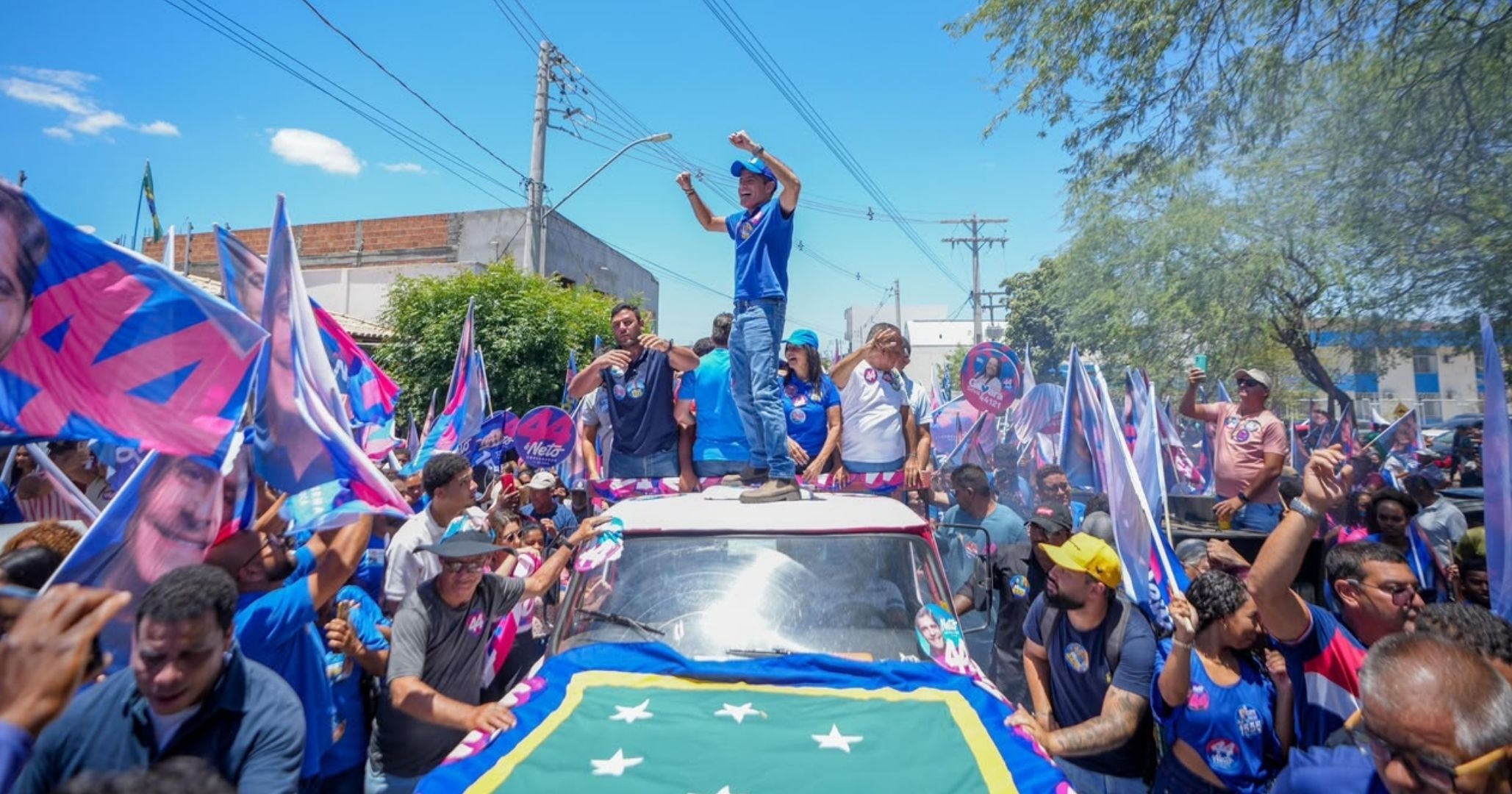 Campanha de ACM Neto em Araci reúne apoiadores em caminhada pelo município