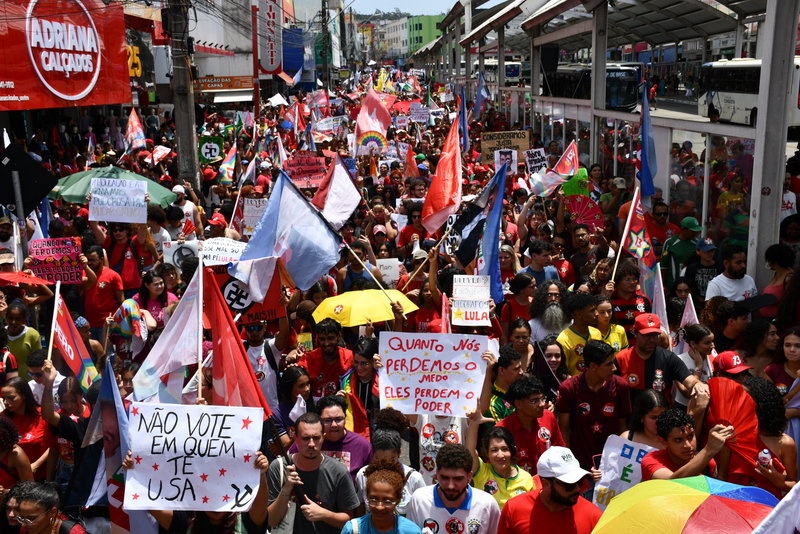 Candidatura de Lula mobiliza apoiadores em ato público na Bahia