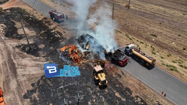 Incêndio em caminhão de feno bloqueia totalmente a BR-242 na Bahia