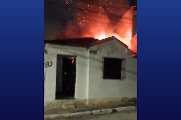 Casa de suspeito de sequestro é incendiada na Bahia