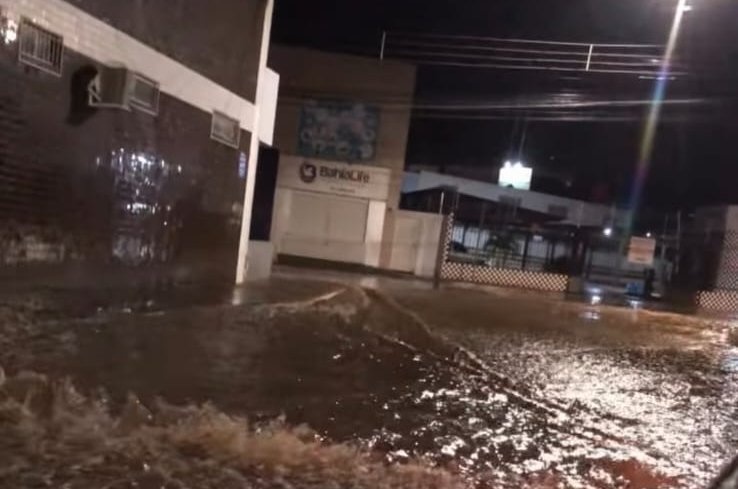 Chuva forte causa alagamentos em Vitória da Conquista na madrugada