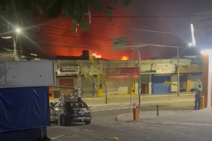 Incêndio em Vitória da Conquista destrói lojas comerciais no Centro