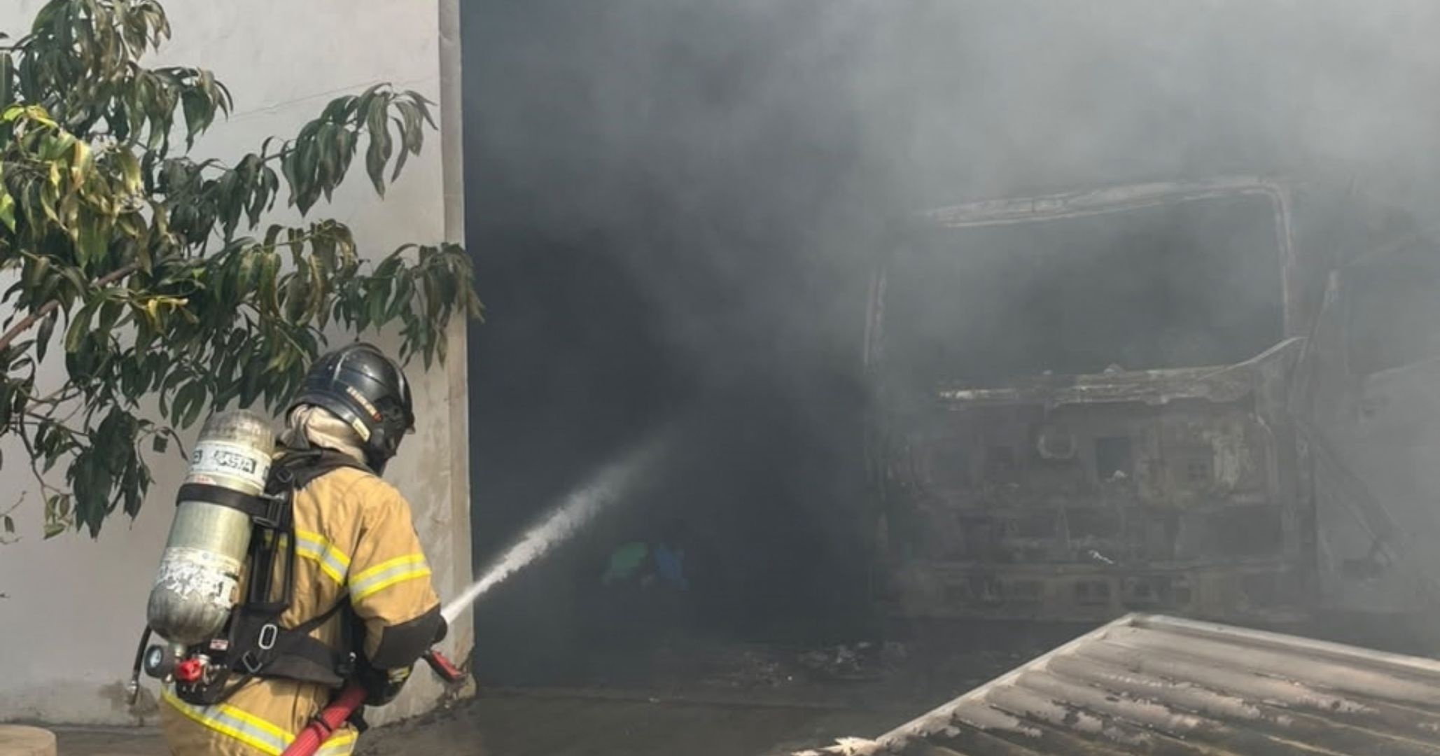 Incêndio destrói galpão e causa grande prejuízo na Bahia