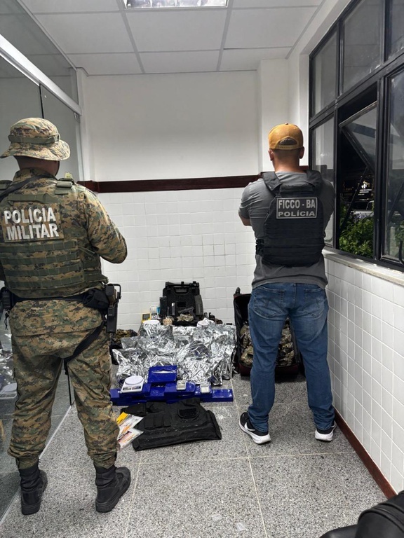 Operação policial em Feira de Santana prende dupla e apreende drogas e fuzil