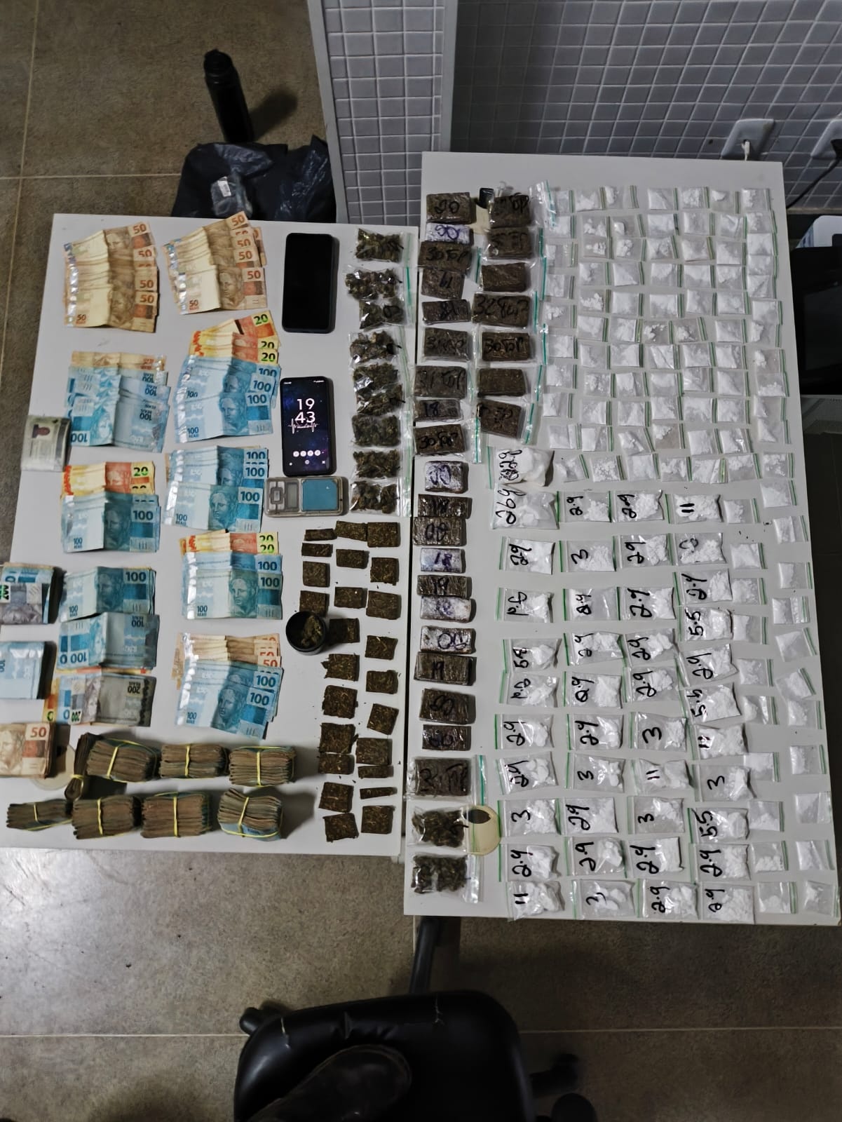 Polícia Militar apreende drogas e mais de R$ 90 mil no Oeste da Bahia