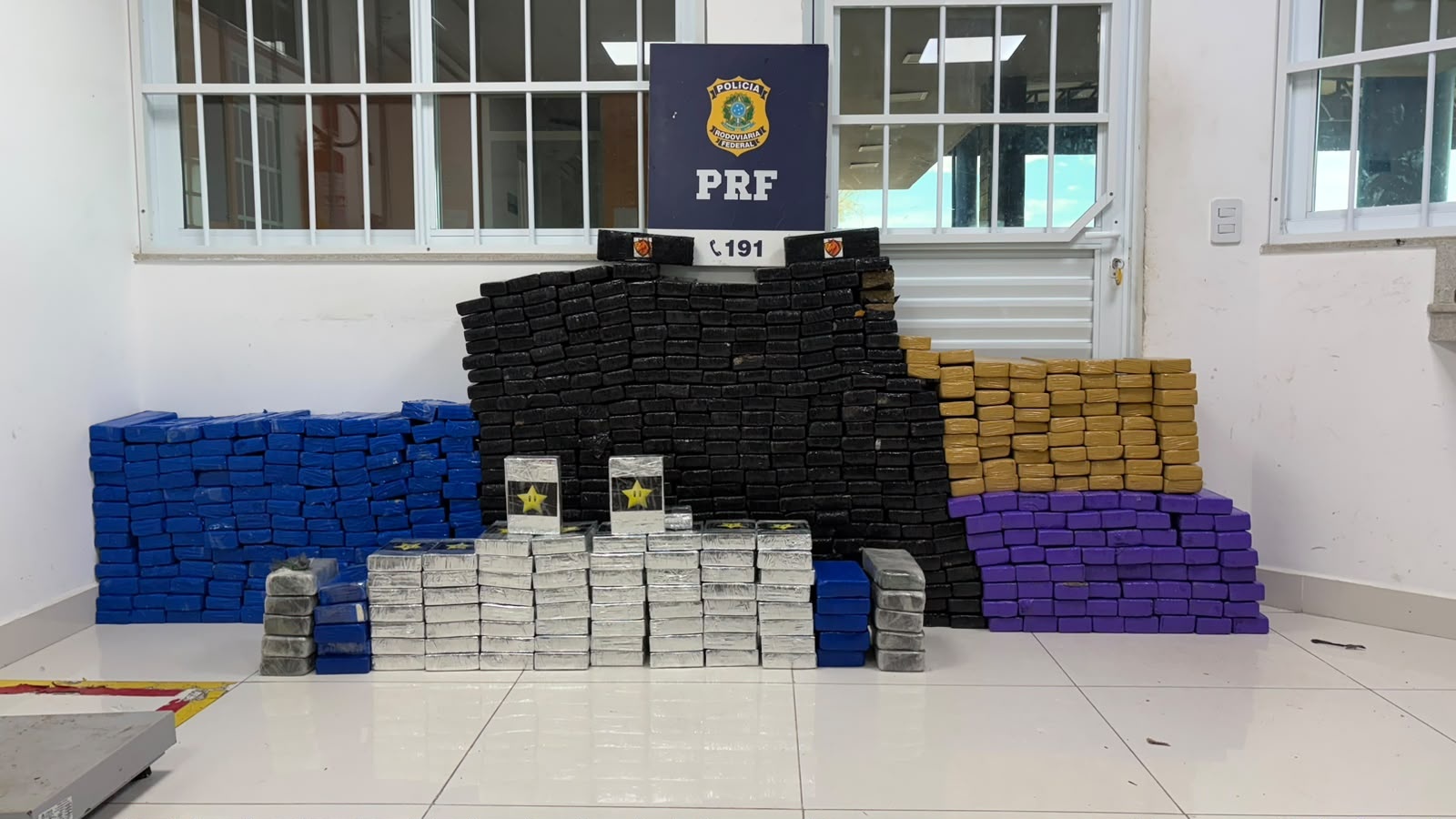 PRF realiza grande apreensão de drogas na BR-116 na Bahia