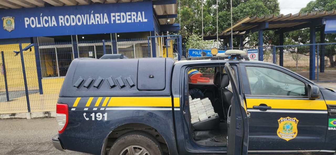 PRF realiza apreensão de cocaína após acidente na Bahia