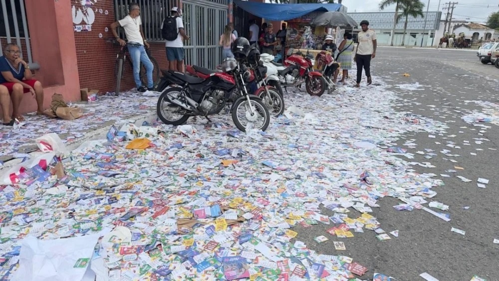 Promotor critica derrame de santinhos nas ruas de Feira de Santana