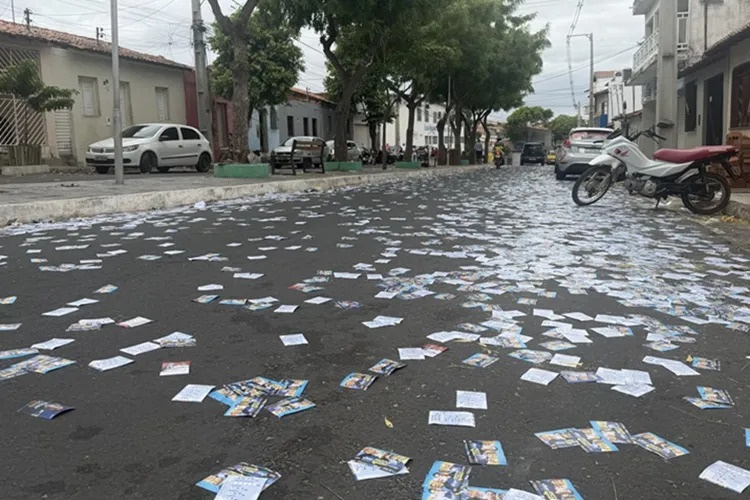 Prática de derramamento de santinhos enche calçadas no dia da eleição em Brumado