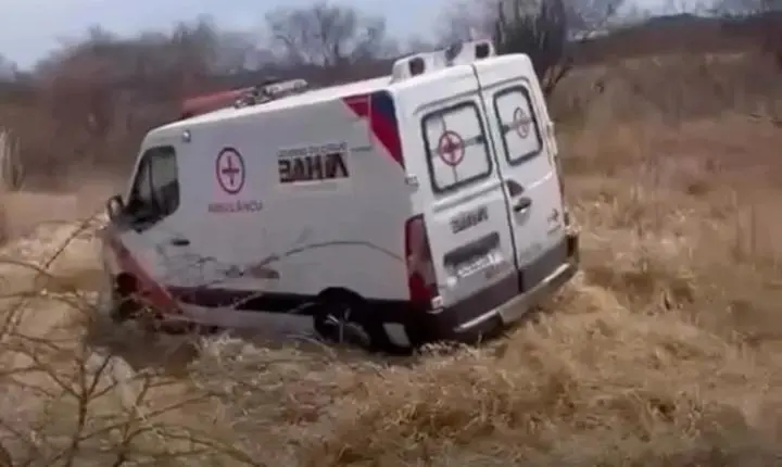Acidente na BA-156 entre ambulância e moto deixa dois mortos em Caturama