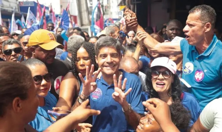 ACM Neto realiza caminhada e intensifica campanha em Valença