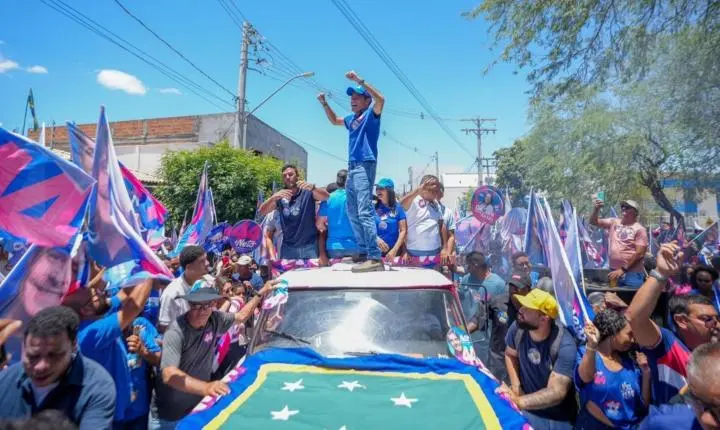 Campanha de ACM Neto em Araci reúne apoiadores em caminhada pelo município