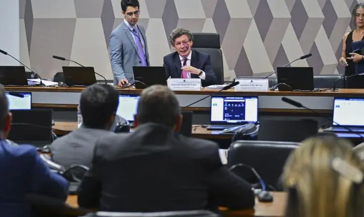 Votação da taxa das blusinhas é adiada após novos ajustes no texto