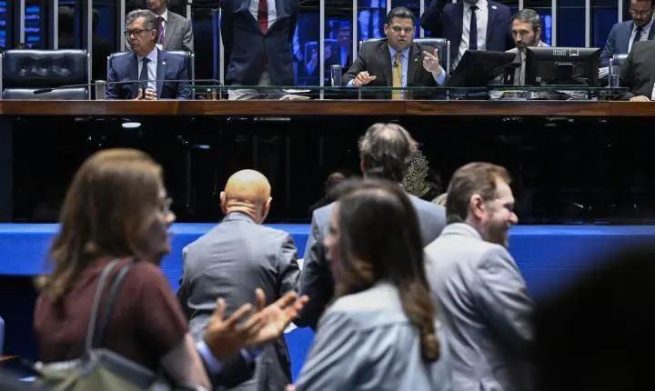 Senado vai votar o fim da escala 6x1 após as eleições, diz Alcolumbre