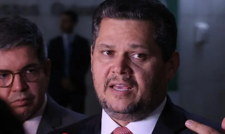 Alcolumbre envia PEC do fim da escala 6x1 para a CCJ do Senado