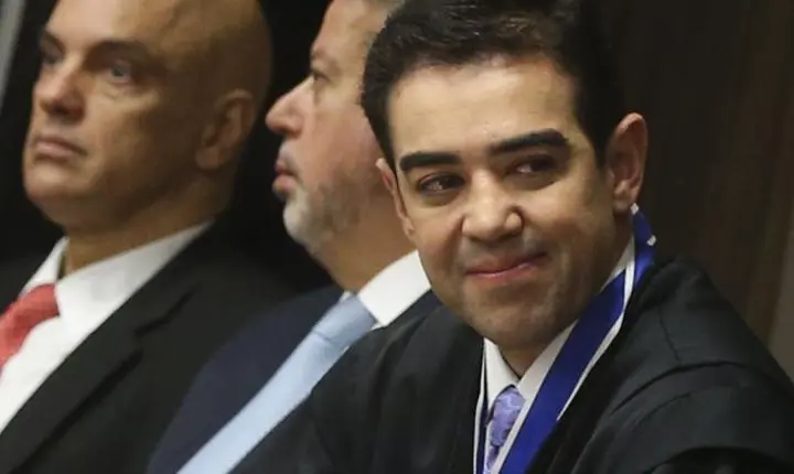 Bruno Dantas entrega renúncia ao cargo de ministro do TCU