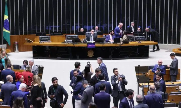 Câmara adia votação que extingue a taxa das blusinhas para quinta-feira
