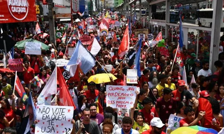 Candidatura de Lula mobiliza apoiadores em ato público na Bahia