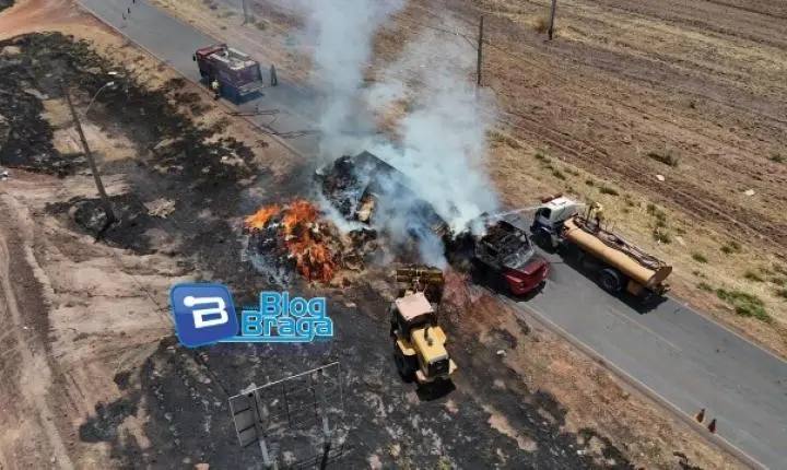 Incêndio em caminhão de feno bloqueia totalmente a BR-242 na Bahia
