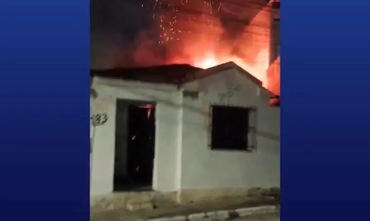 Casa de suspeito de sequestro é incendiada na Bahia
