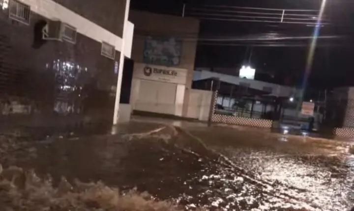 Chuva forte causa alagamentos em Vitória da Conquista na madrugada