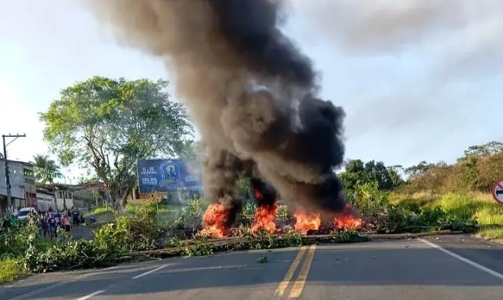 Moradores protestam contra cobrança de pedágio em Pojuca por passe livre