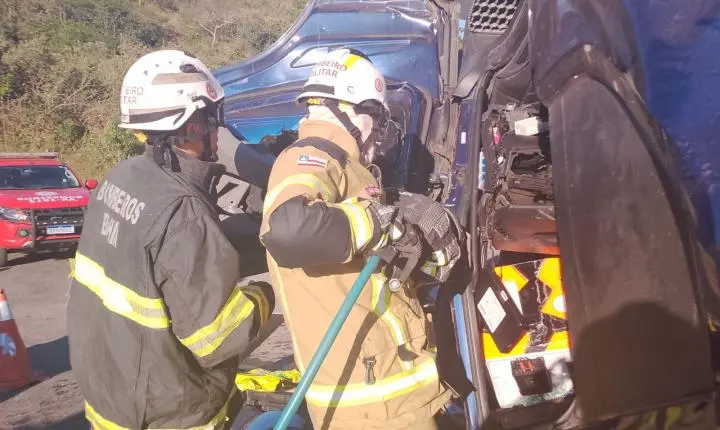 Colisão entre caminhões na BR-101 deixa ferido preso às ferragens na Bahia