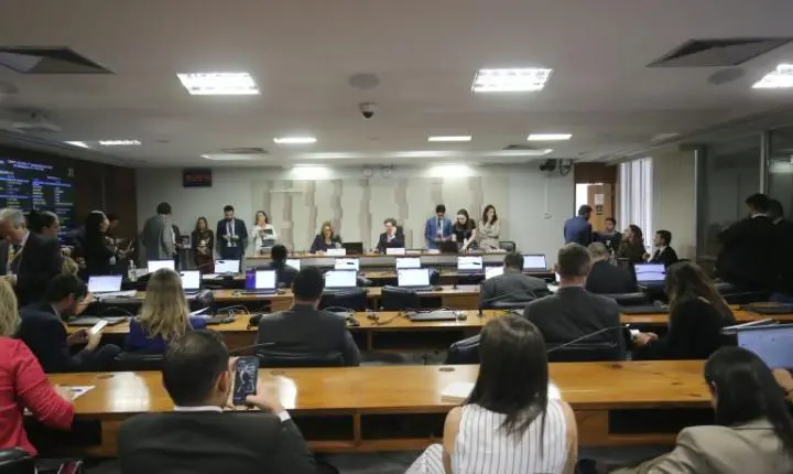 Comissão mista aprova o fim da taxa das blusinhas e define novas regras