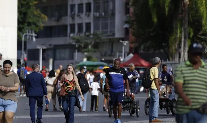 Crescimento populacional no Brasil desacelera e chega a 0,37%, segundo IBGE