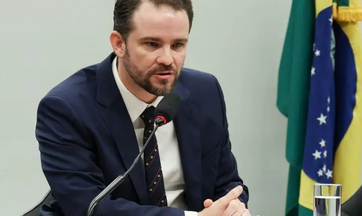 Dívida pública do Brasil é menor que a de potências globais, afirma Durigan ao tratar de endividamento e juros