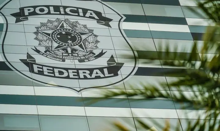 Flávio Bolsonaro entrega defesa escrita à PF e nega calúnia contra Lula