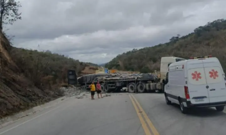 Acidente na BR-116 com quatro carretas deixa um morto em Jaguaquara