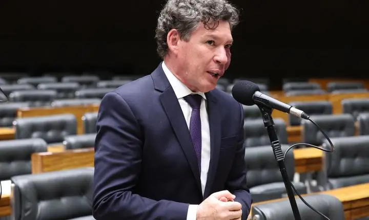 Hugo Motta define comando de comissão sobre a taxa das blusinhas