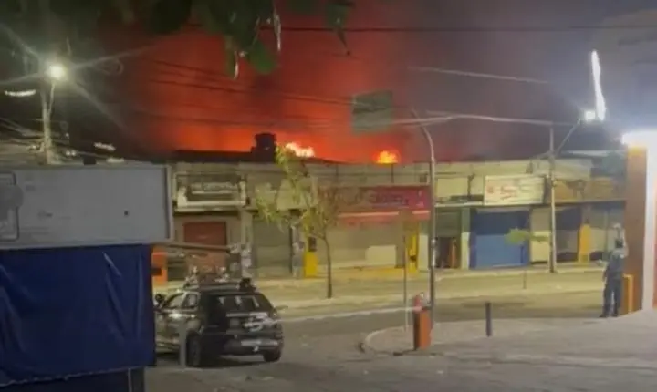 Incêndio em Vitória da Conquista destrói lojas comerciais no Centro