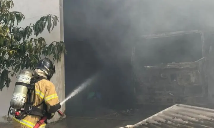 Incêndio destrói galpão e causa grande prejuízo na Bahia