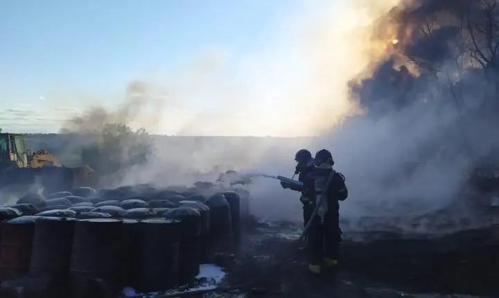 Incêndio em Vitória da Conquista atinge depósito e vegetação