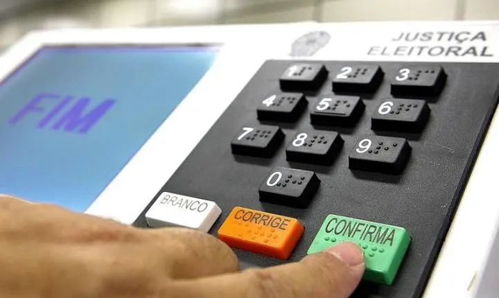 Justiça Eleitoral promove simulação prática de votação eletrônica em Lapão