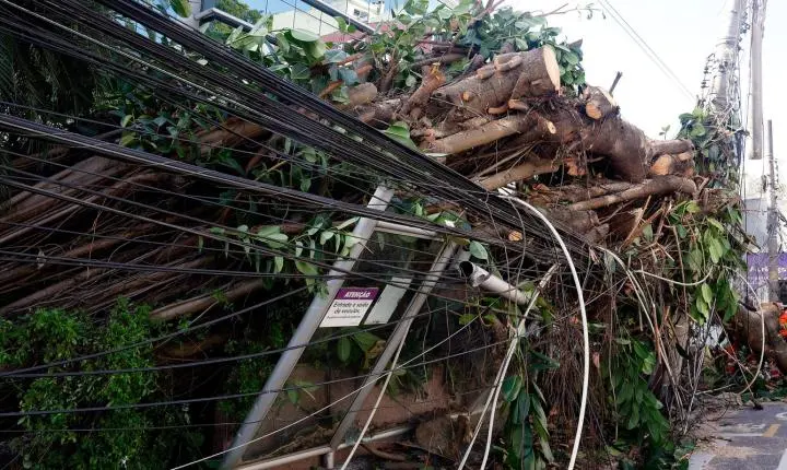 Vendaval deixa milhares de moradores sem energia no Rio de Janeiro