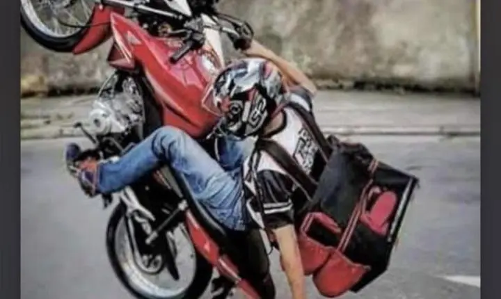 MORADORES DE LAPÃO ALERTAM SOBRE ENTREGADORES EMPINANDO MOTOS DURANTE ENTREGAS