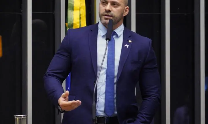 Moraes concede 48 horas para Daniel Silveira esclarecer vídeo em redes sociais