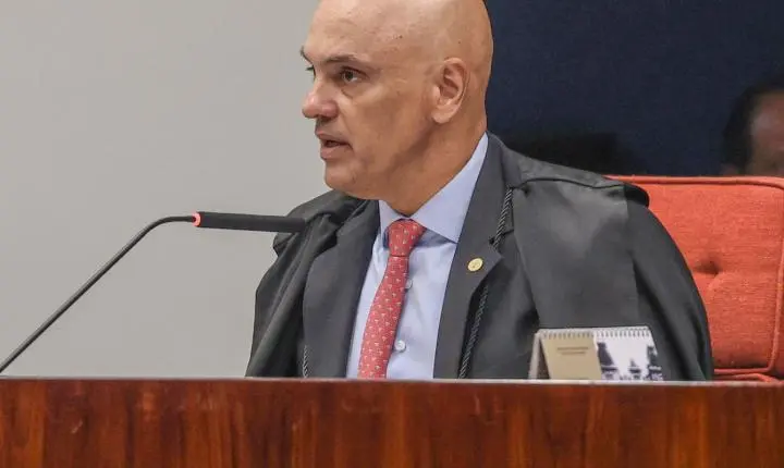 Moraes concede prazo para PGR se posicionar após ausência de Flávio Bolsonaro na PF