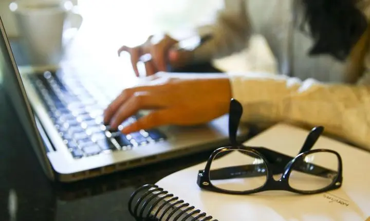 Mulheres ocupam maioria das vagas no setor de seguros, mas seguem sub-representadas na liderança