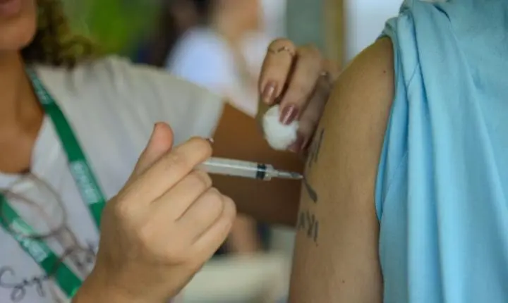 Postos de saúde de todo o país promovem Dia D de multivacinação
