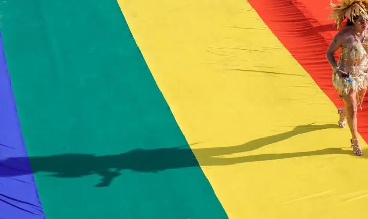 Parada Brasília Orgulho mobiliza público na Esplanada com foco no voto consciente e na defesa de direitos