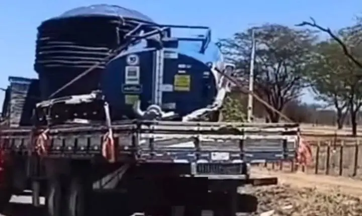 Polícia Militar apreende caminhão com suspeita de compra de votos em Brumado
