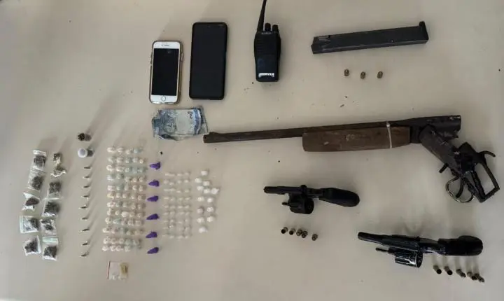 Polícia apreende armas e drogas após confronto em Lauro de Freitas