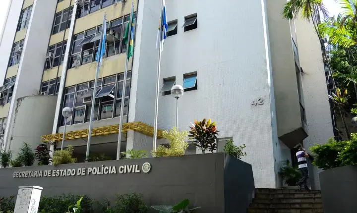 Polícia Civil realiza operação contra rede do Comando Vermelho focada em roubo de veículos no Rio
