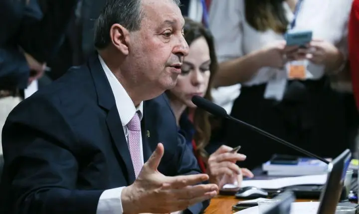 Relator na CCJ do Senado apoia texto da PEC do fim da escala 6x1